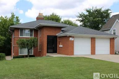 Main picture of 332 Maple Ave