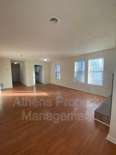 Main picture of Pinehurst Ct Apartments