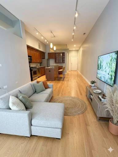 Main picture of 949 W Madison St