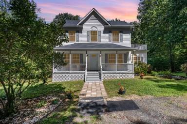 Main picture of 569 Lake Dr