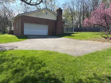 Main picture of 9 Locust Ln