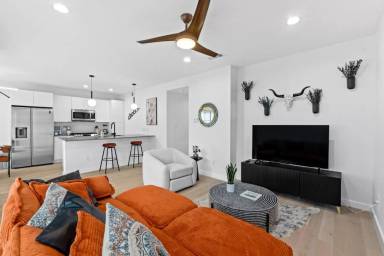 Main picture of 400 E 30th St