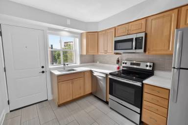 Main picture of 7630 N Eastlake Ter