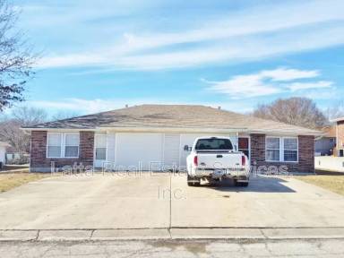 Main picture of 805 Johnson Cir