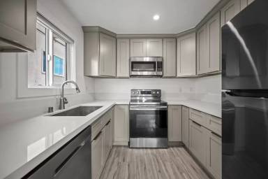 Main picture of 1101 N Flower St