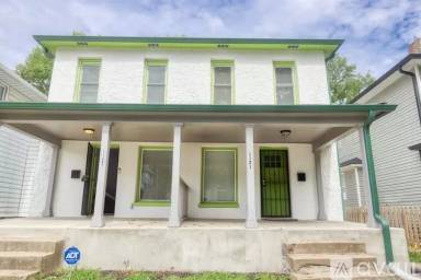 Main picture of 1121 N Dearborn St