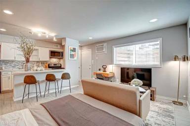 Main picture of 1903 Commonwealth St