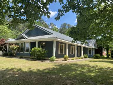 Main picture of 100 Woodfield Dr