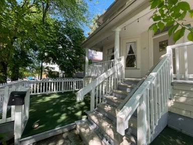 Main picture of 15 NE Monroe St