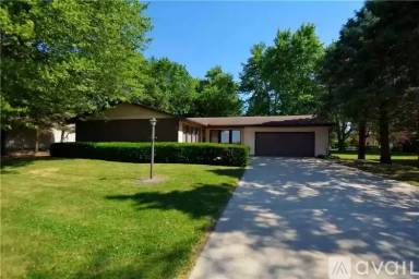 Main picture of 425 W Forsyth Rd