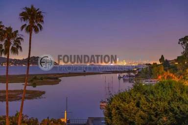 Main picture of 325 E Strawberry Dr