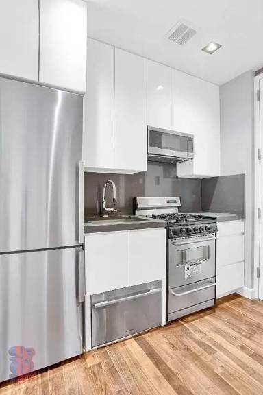 Main picture of 432 E 13th St