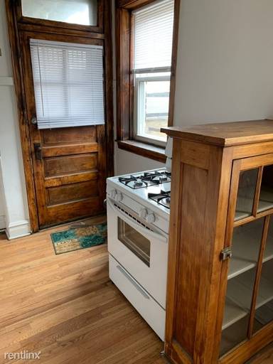 Main picture of 4828 W Addison St