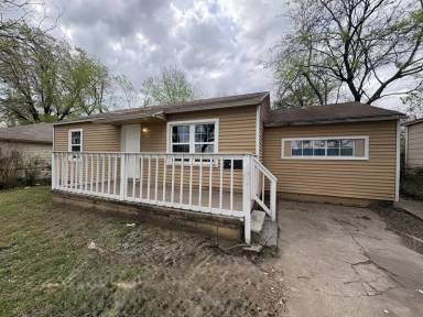 Main picture of 240 E 30th St N