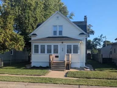 Main picture of 421 E 10th St