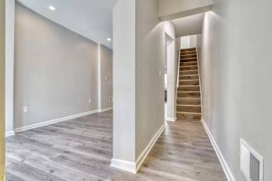 Main picture of 2620 E Hoffman St