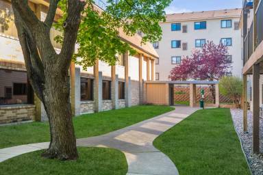 Main picture of 820 W Main St