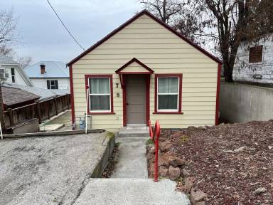 Main picture of 7 SE Isaac Ave