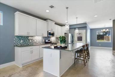 Main picture of 6902 Bennett Ave