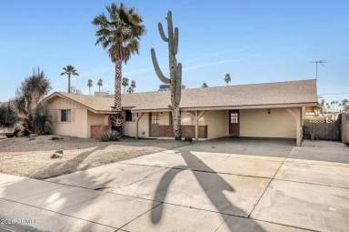 Main picture of 921 E Campus Dr