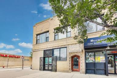 Main picture of 2422 W Fullerton Ave