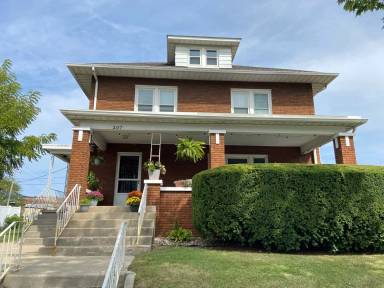 Main picture of 207 Monroe St