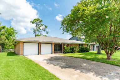 Main picture of 303 Ligustrum St