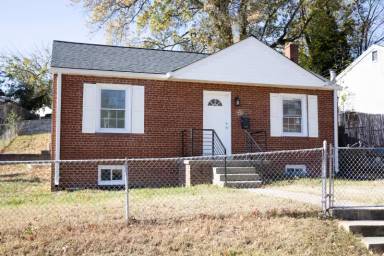 Main picture of 4013 Clark St