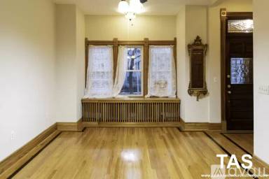 Main picture of 2431 N Artesian Ave