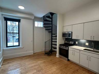 Main picture of 120 E 14th St