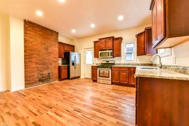 Main picture of 5118 Holmes St