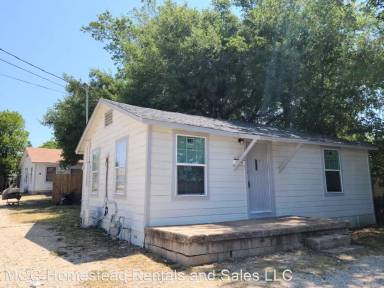 Main picture of 715 W Avenue C