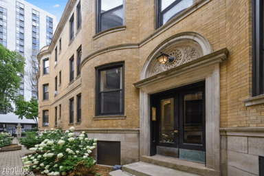 Main picture of 1220 N Dearborn St