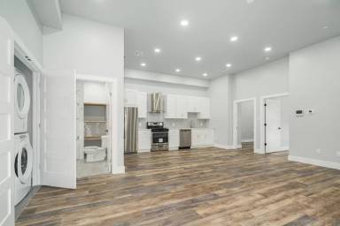 Main picture of 342 W Queen Ln