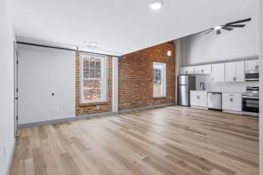 Main picture of 213 E Main St