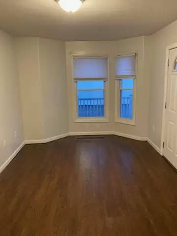 Main picture of 560 Thompson St