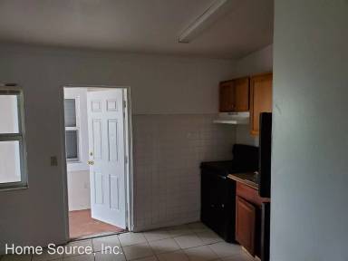 Main picture of 320 NE 13th Ave