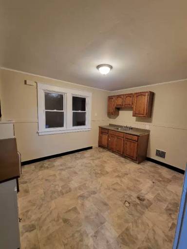 Main picture of 39 Thatcher Ave