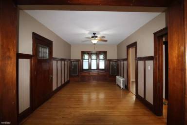 Main picture of 1927 E Locust St