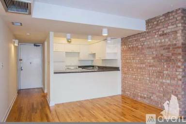 Main picture of 1220 N La Salle Dr