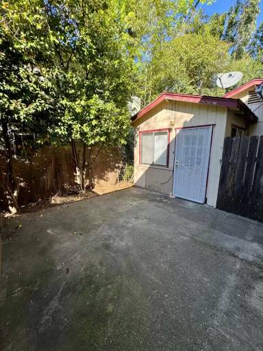 Main picture of 212 1/2 W 1st Ave