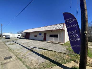 Main picture of 800 S Crockett Ave