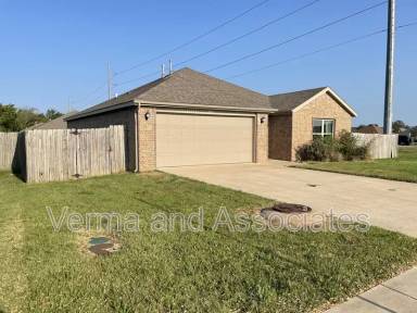 Main picture of 100 Willow Dr