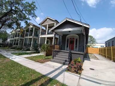 Main picture of 2627 Banks St