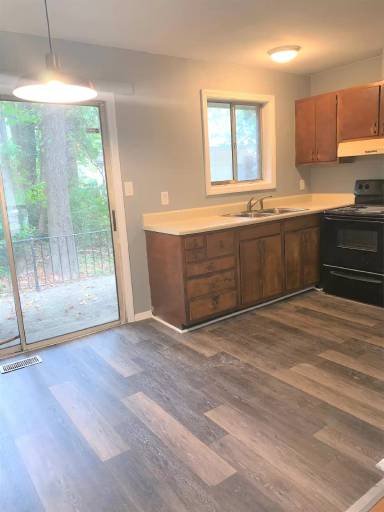 Main picture of 615 Camrose Dr