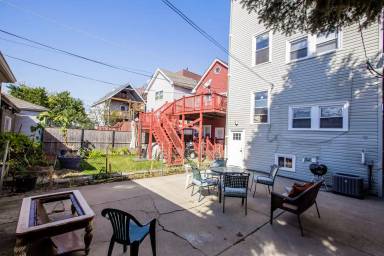 Main picture of 2449 W Homer St