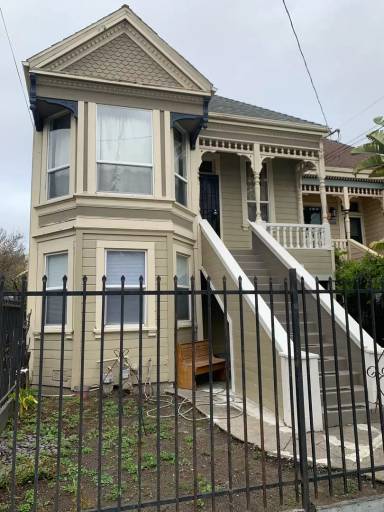 Main picture of 3261 Louise St