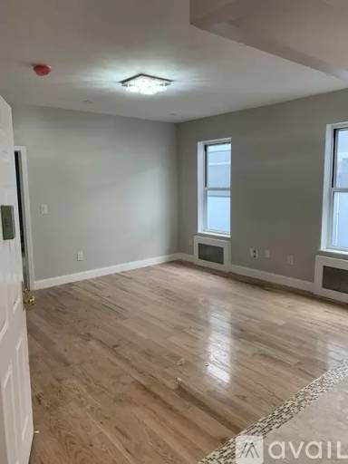 Main picture of 1295 Broadway