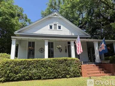 Main picture of 2162 Dauphin St