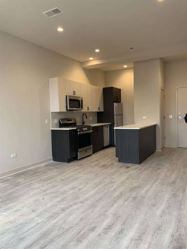 Main picture of 4914 N Clark St